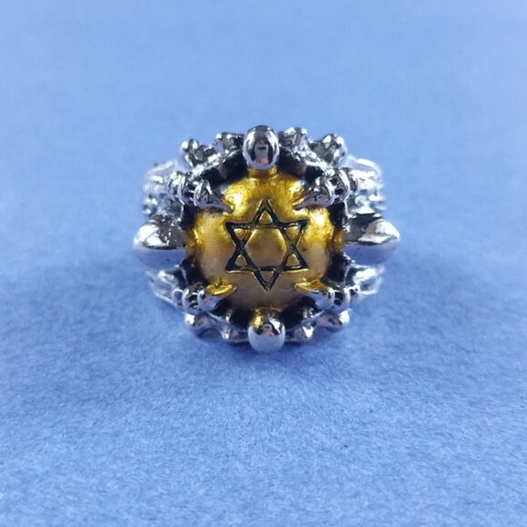 π Clawed Pentagram Golden Skull Heavy Metal Ring β Size 10 (Unisex) - Picture 3 of 4